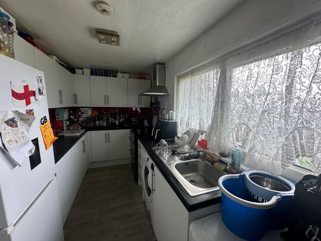 Lot: 31 - FIRST FLOOR FLAT FOR INVESTMENT - Kitchen